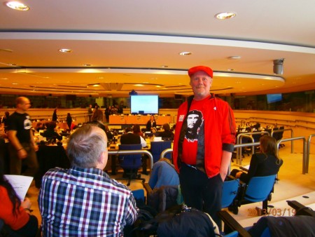 Tyckte det behövdes lite röd revolutionsestetik i EU-parlamentet